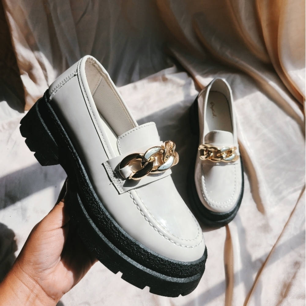 🆕️The Adley// Off white chain loafer